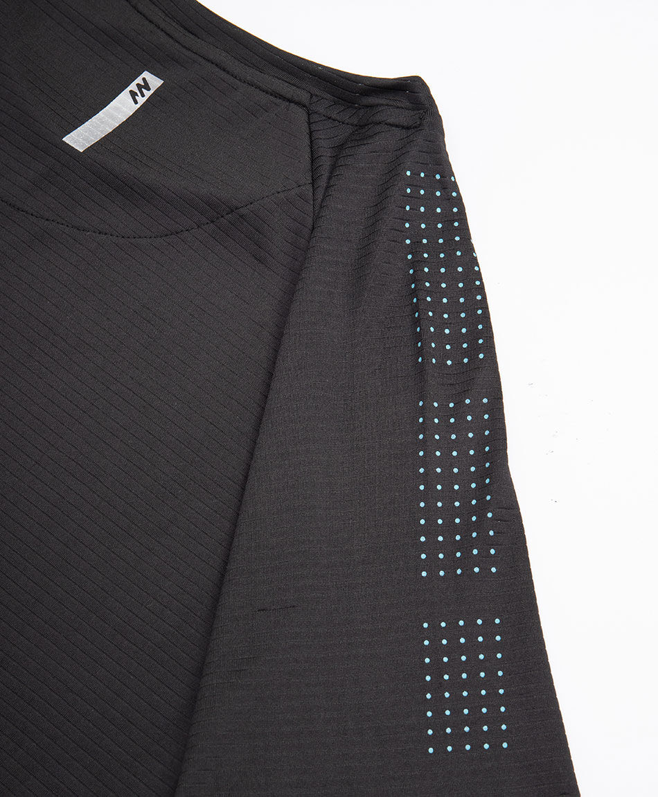 Remera deportiva hombre flechas bajas