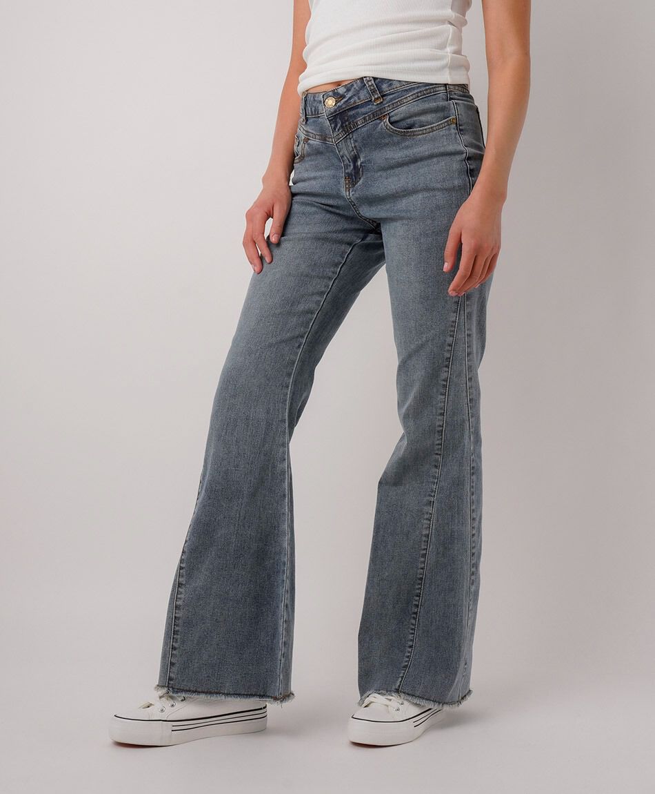 Jeans mujer flare corte lateral