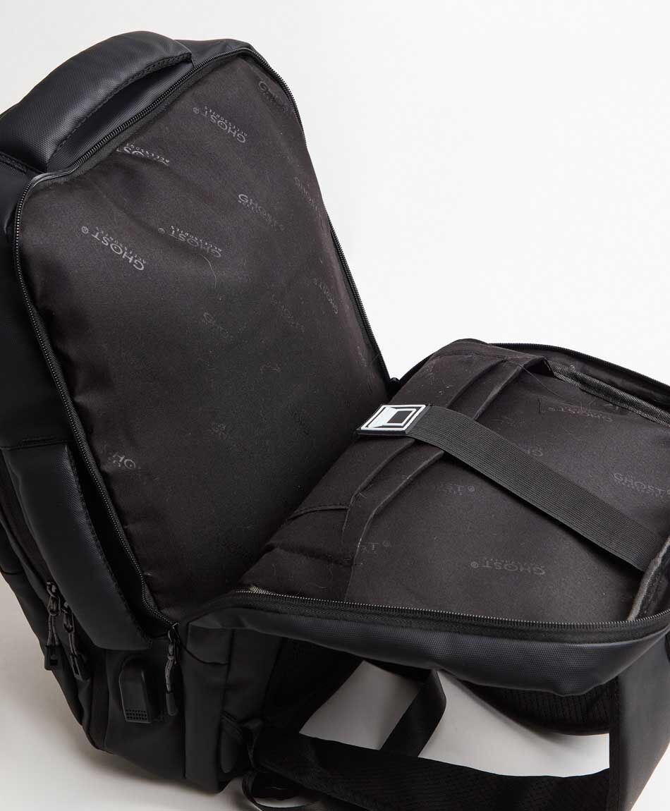 Mochila de viaje negra