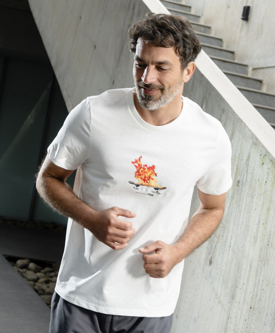 Remera hombre patineta en llamas