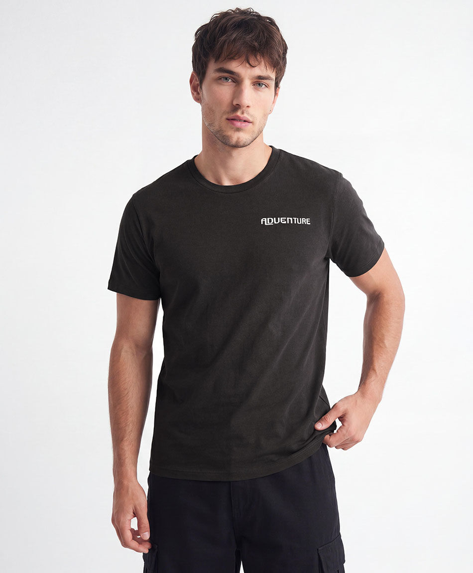 Remera hombre estampado adventure flags