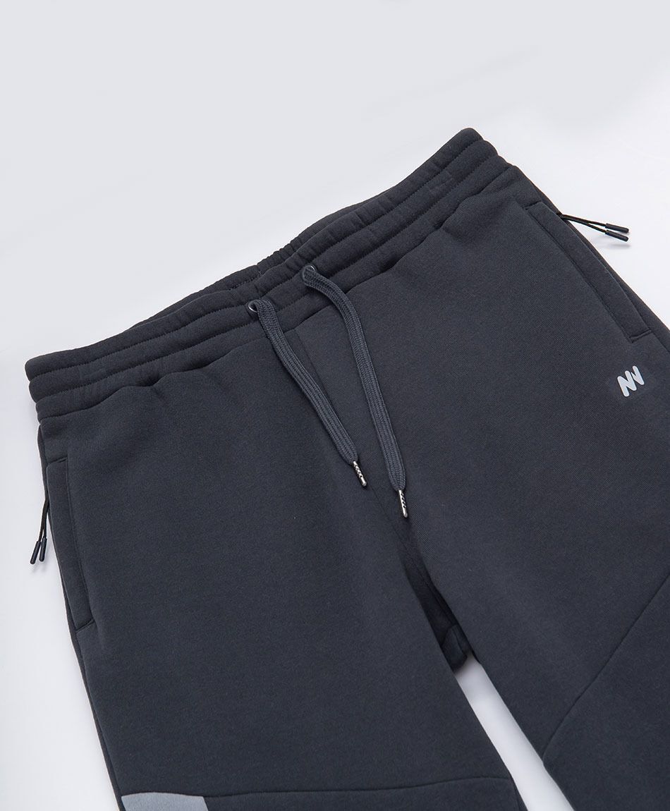 Pantal&oacute;n deportivo hombre texto l&iacute;neas