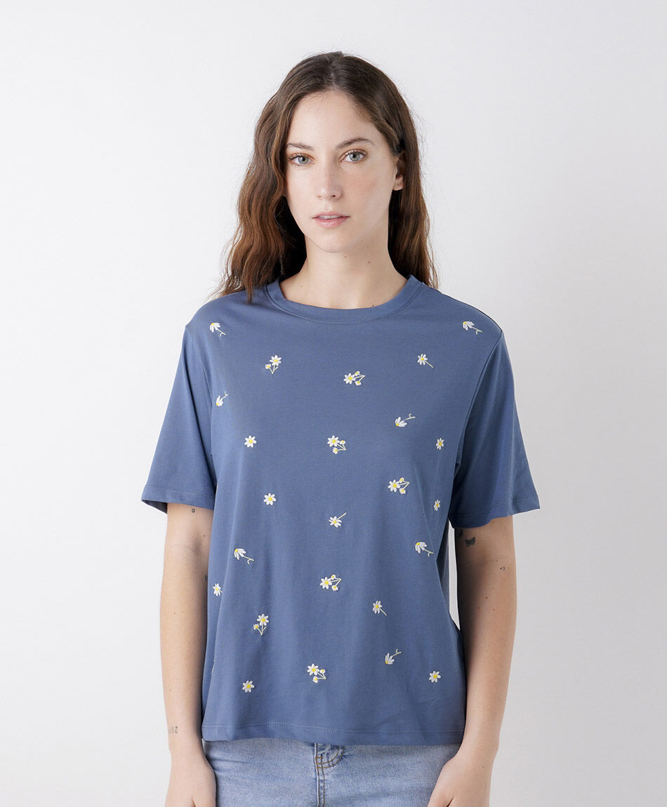 Remera mujer florcitas bordadas