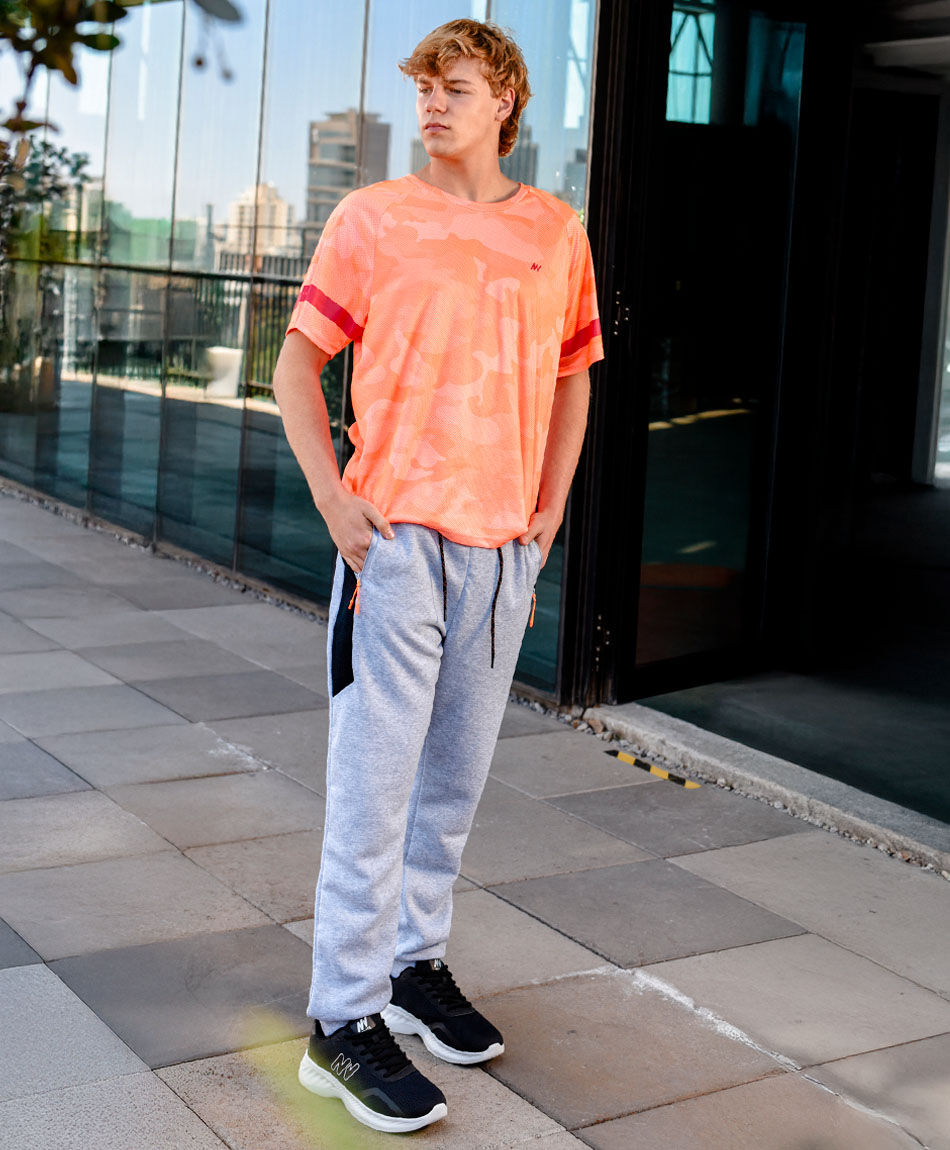 Pantal&oacute;n deportivo hombre gris l&iacute;nea