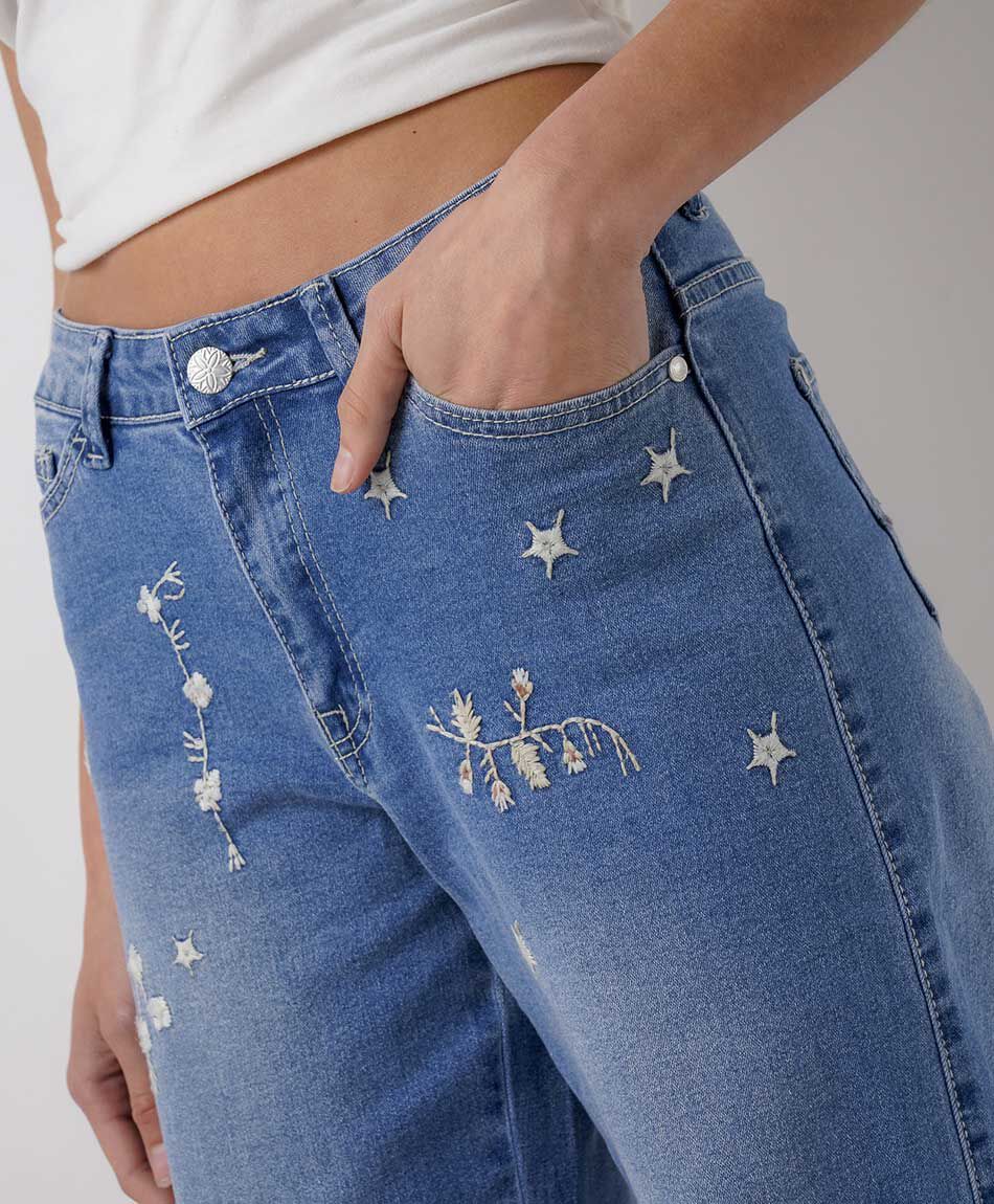 Jeans mujer wide leg florcitas bordadas