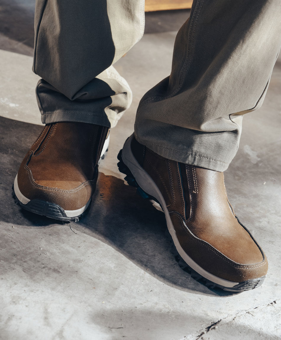 Mocas&iacute;n hombre liso caf&eacute;