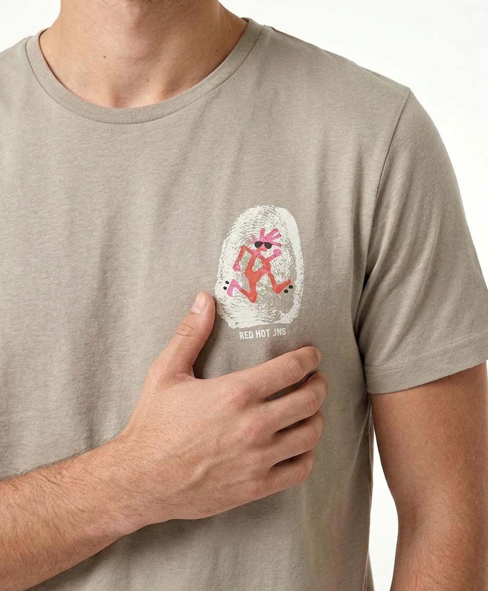 Remera hombre doble print huella