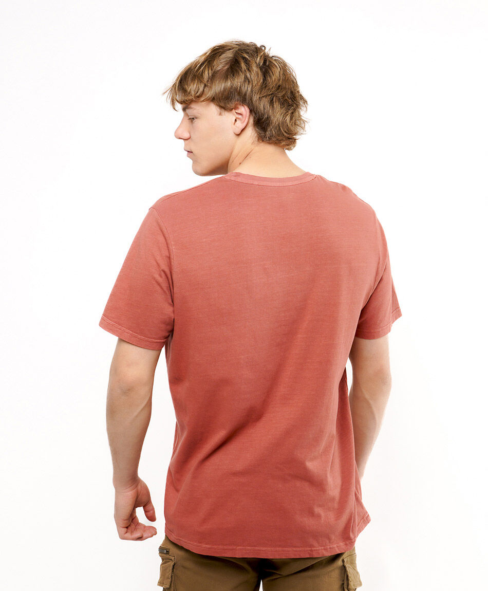 Remera hombre bolsillo bordado life it's better