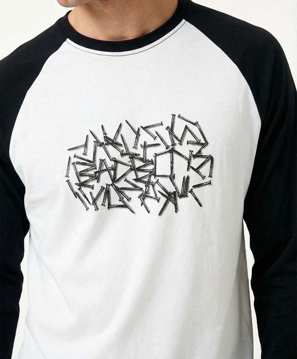 Remera hombre bicolor clavos