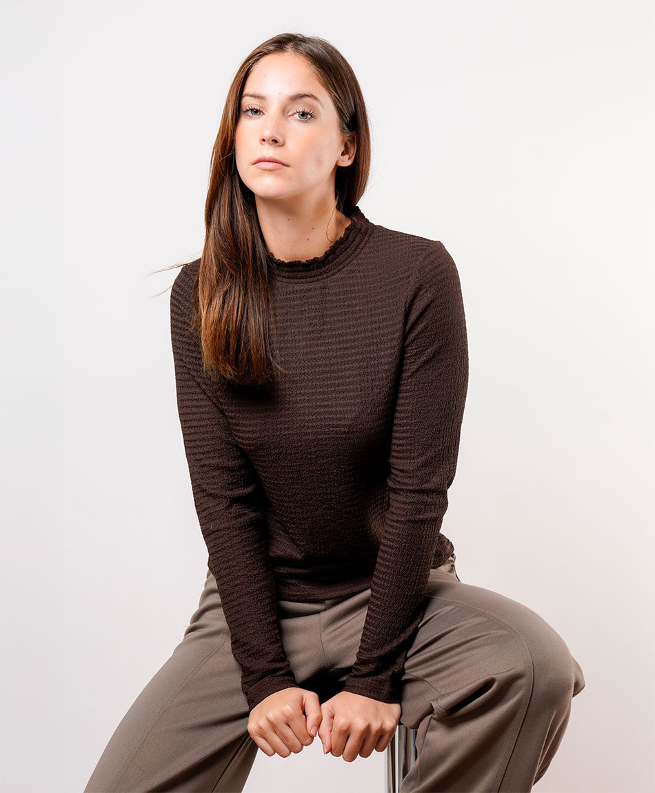 Polera mujer texturas cuello medio