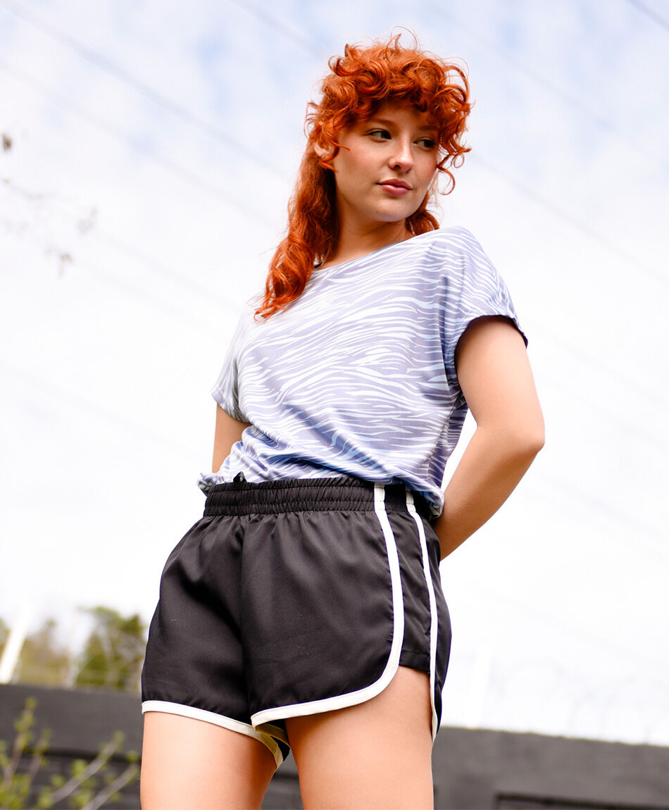Short deportivo mujer l&iacute;neas blancas
