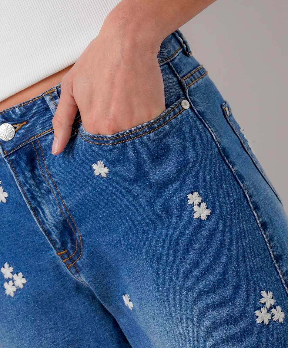 Jeans mujer straight flores bordadas