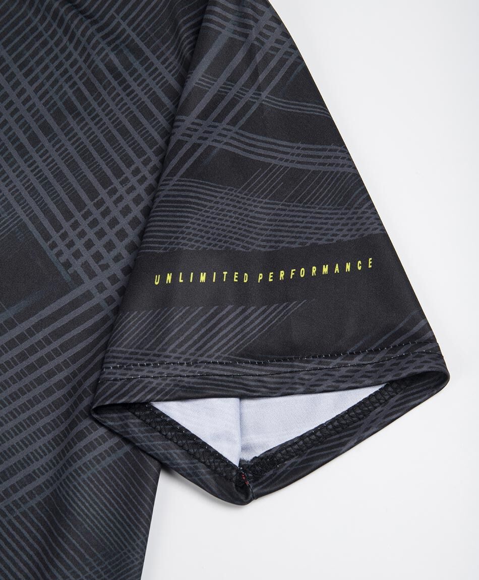 Remera deportiva hombre negra l&iacute;neas