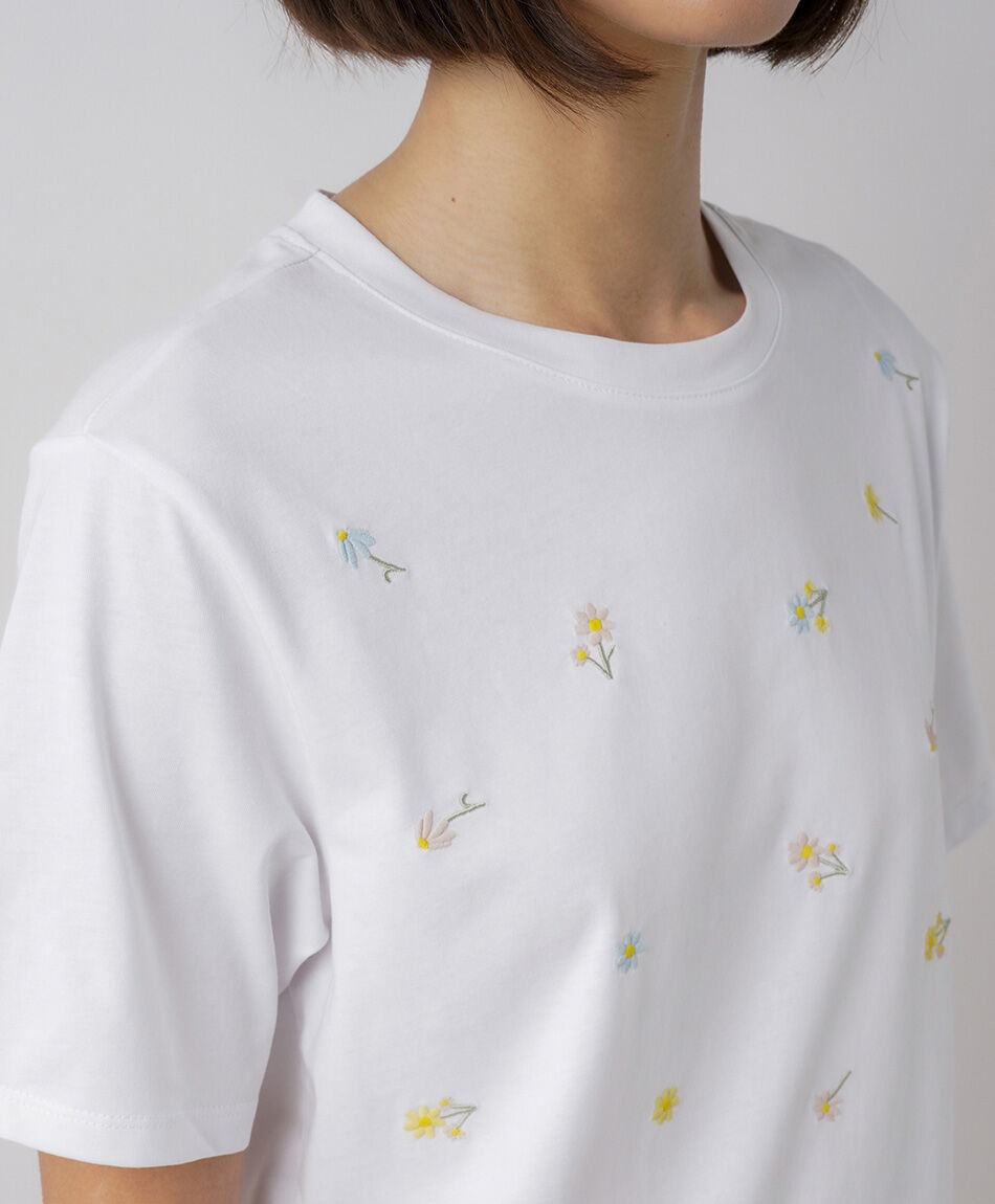 Remera mujer mix flores bordadas