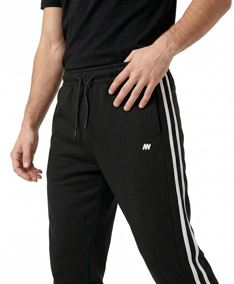 Pantal&oacute;n deportivo hombre negro l&iacute;nea doble