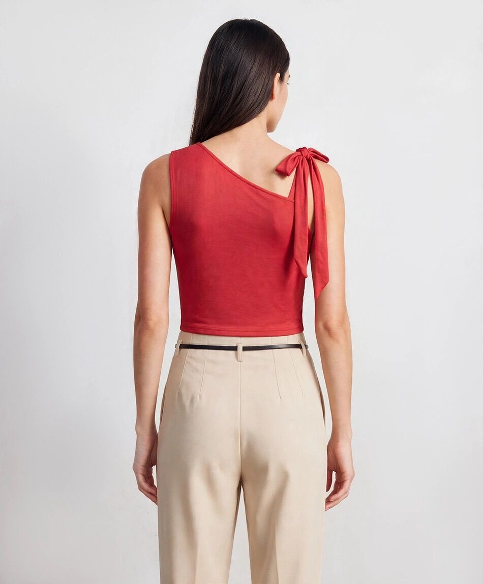 Remera mujer asimetrica lazo roja