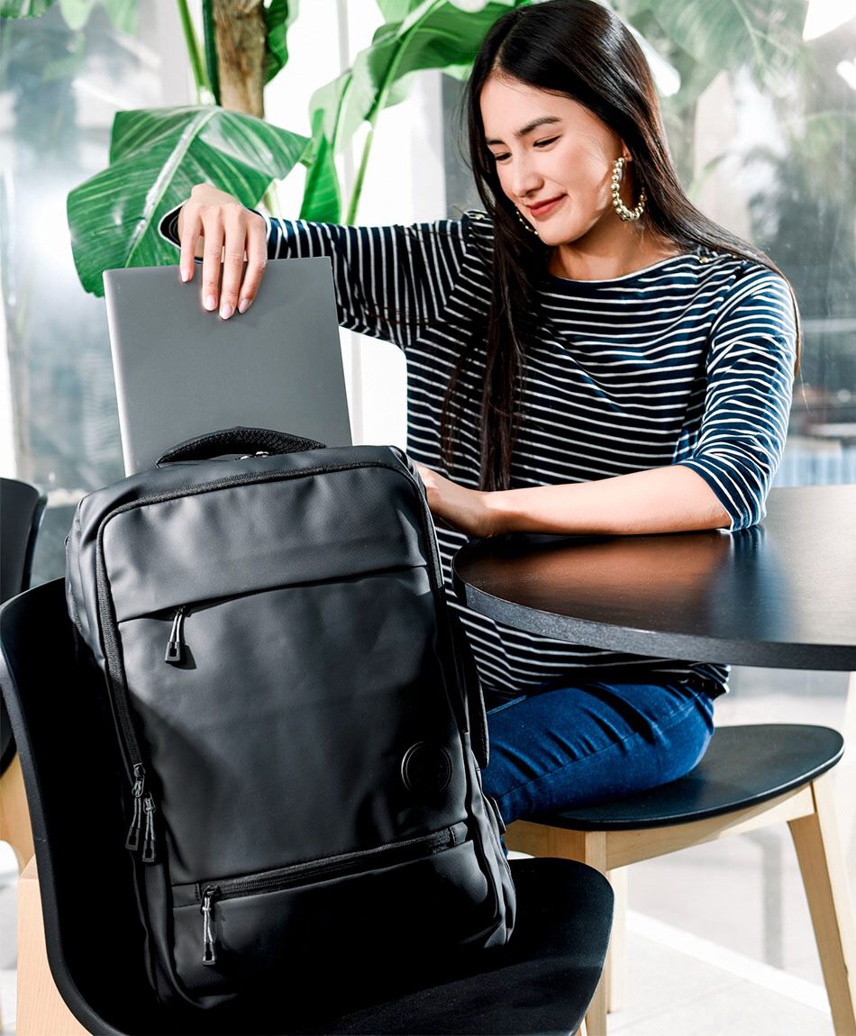 Mochila de viaje negra