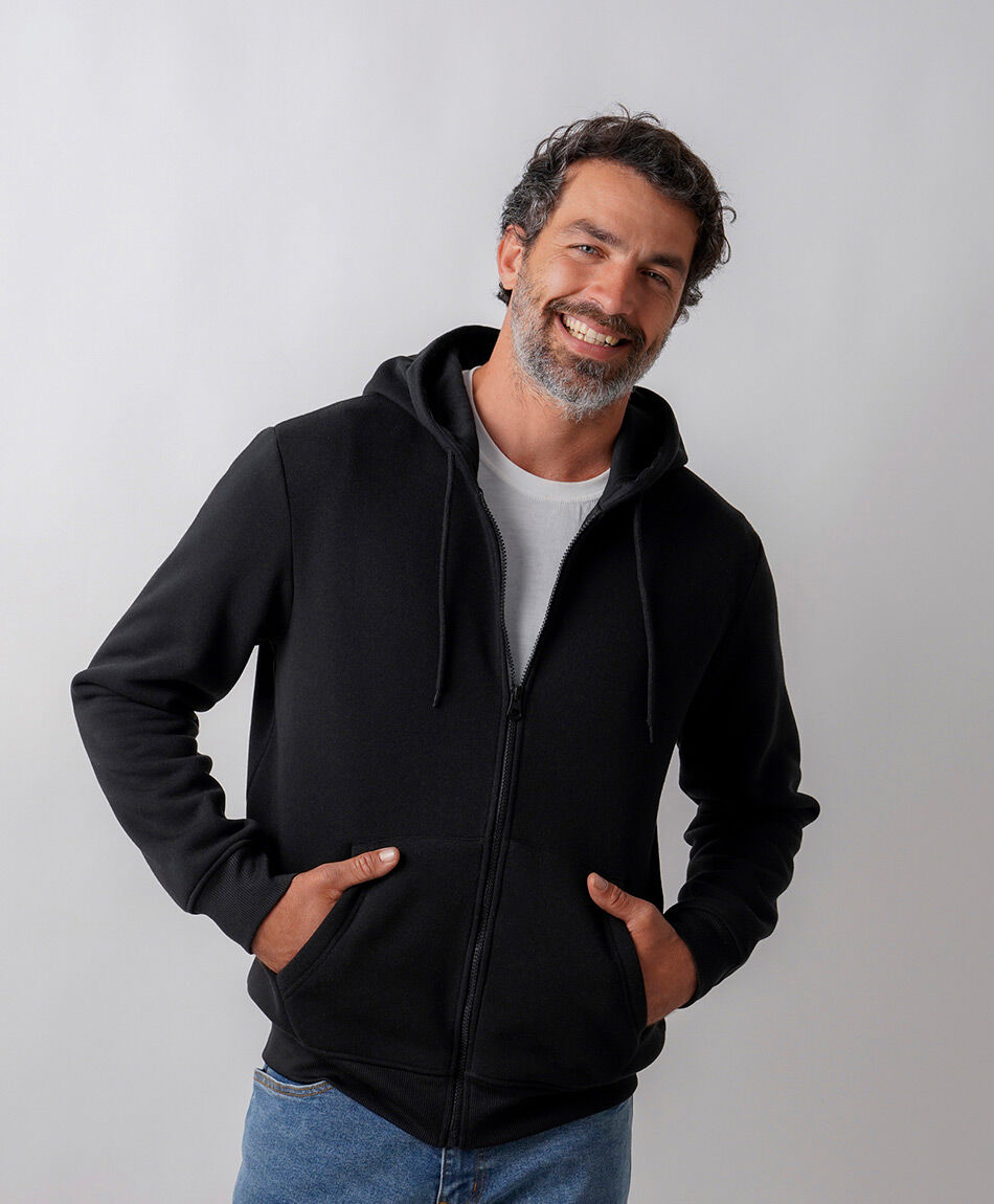 Buzo hombre liso b&aacute;sico negro cierre