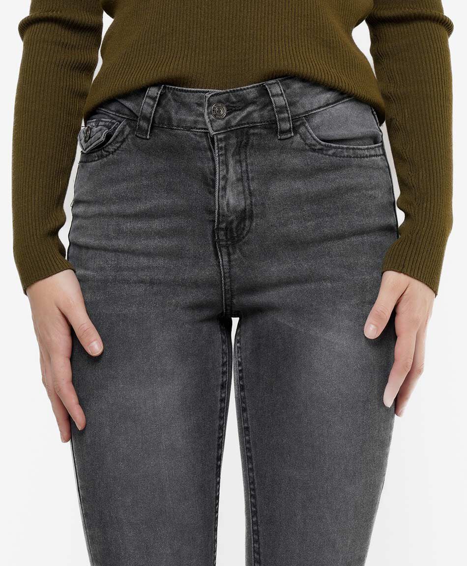 Jeans mujer flare bolsillo bordado