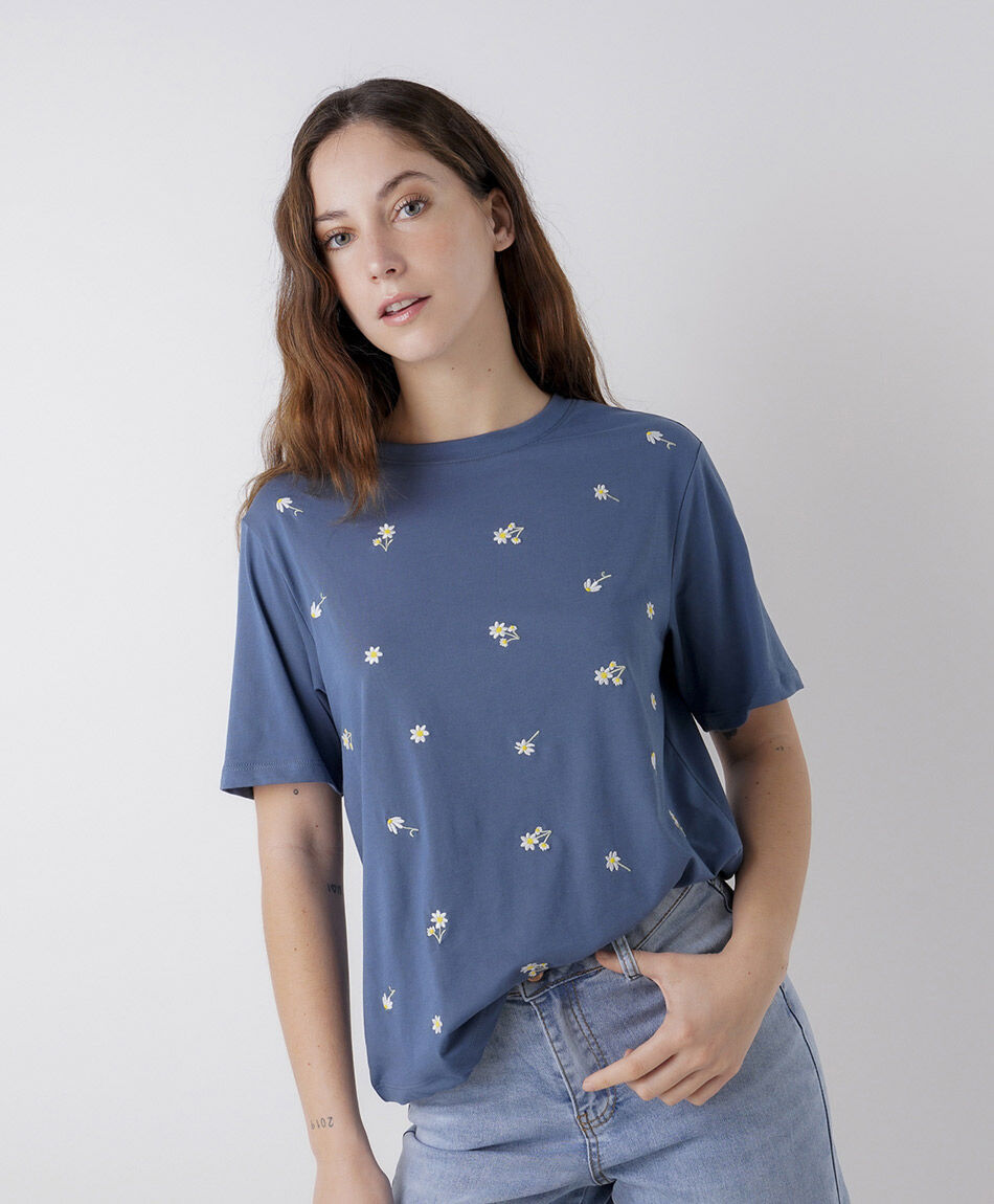 Remera mujer florcitas bordadas