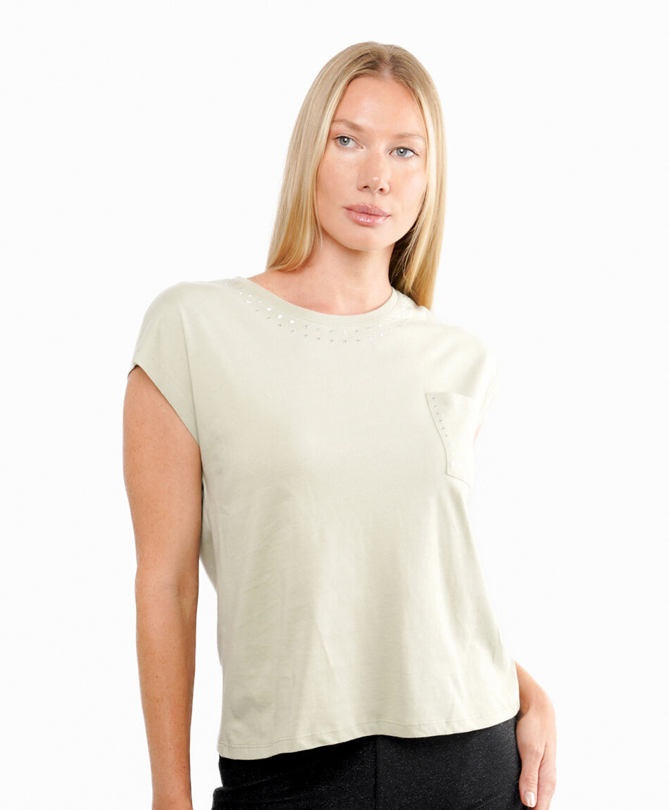 Remera mujer bolsillo tachas