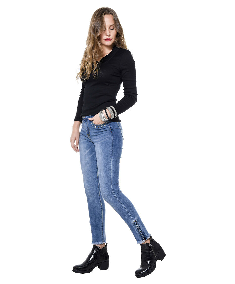 Jeans basta ojetillos