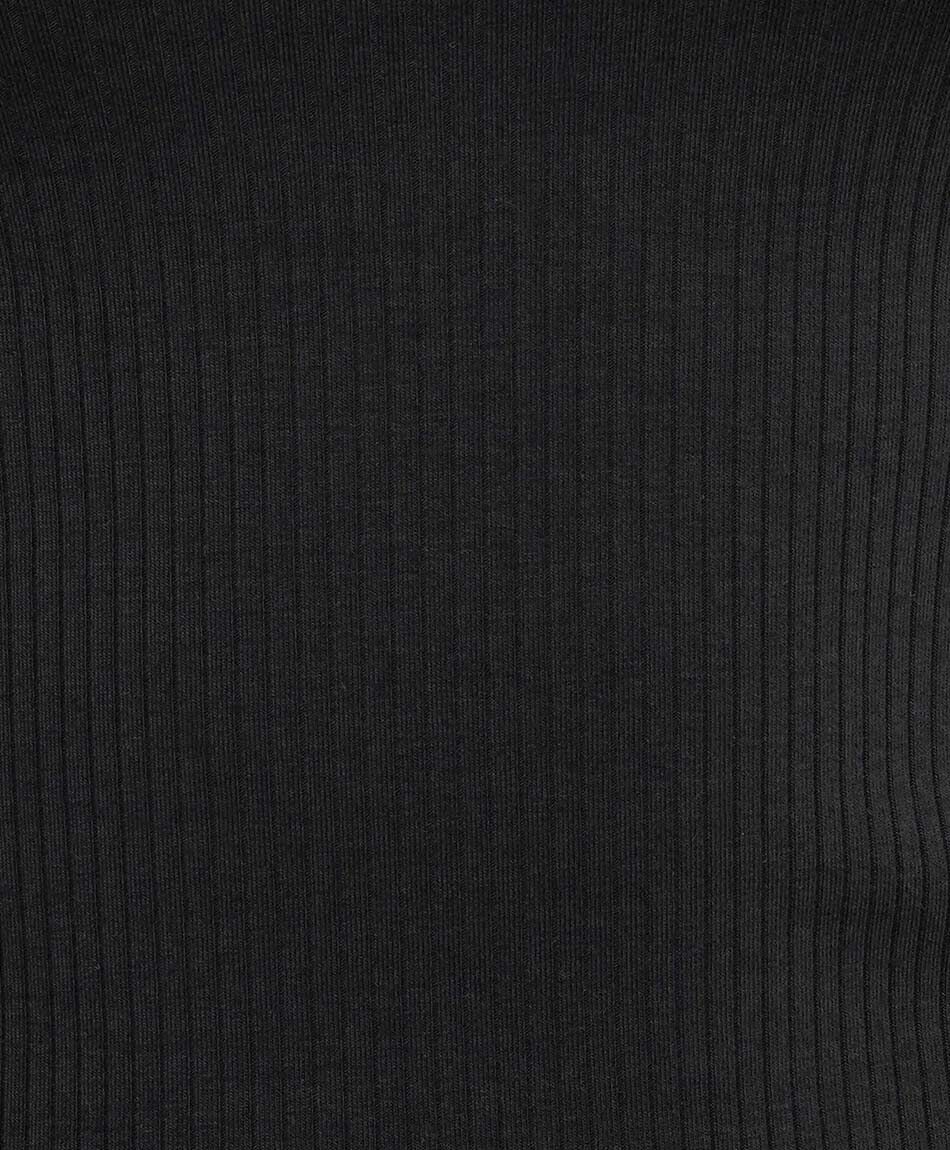 Remera mujer acanalada cuello en v negra