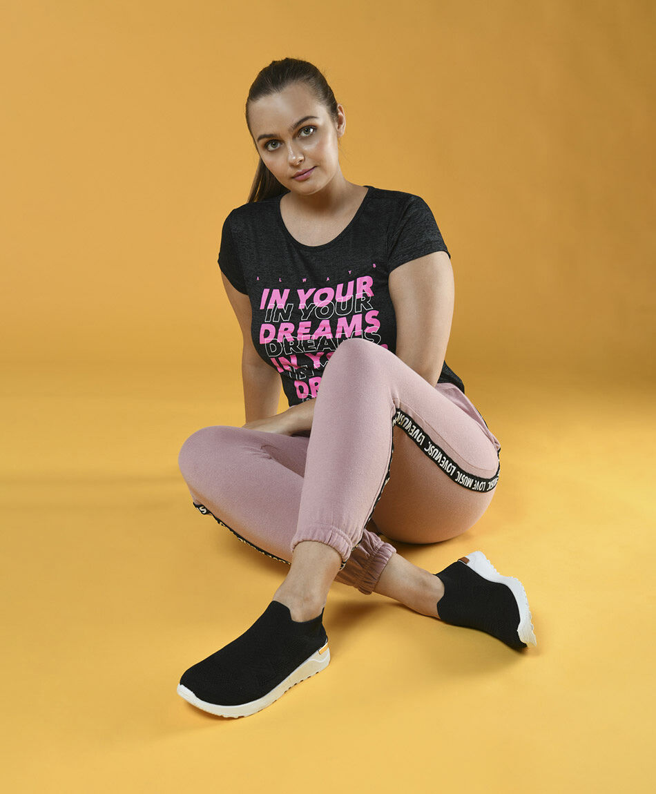 Zapatilla slip on detalle dorado