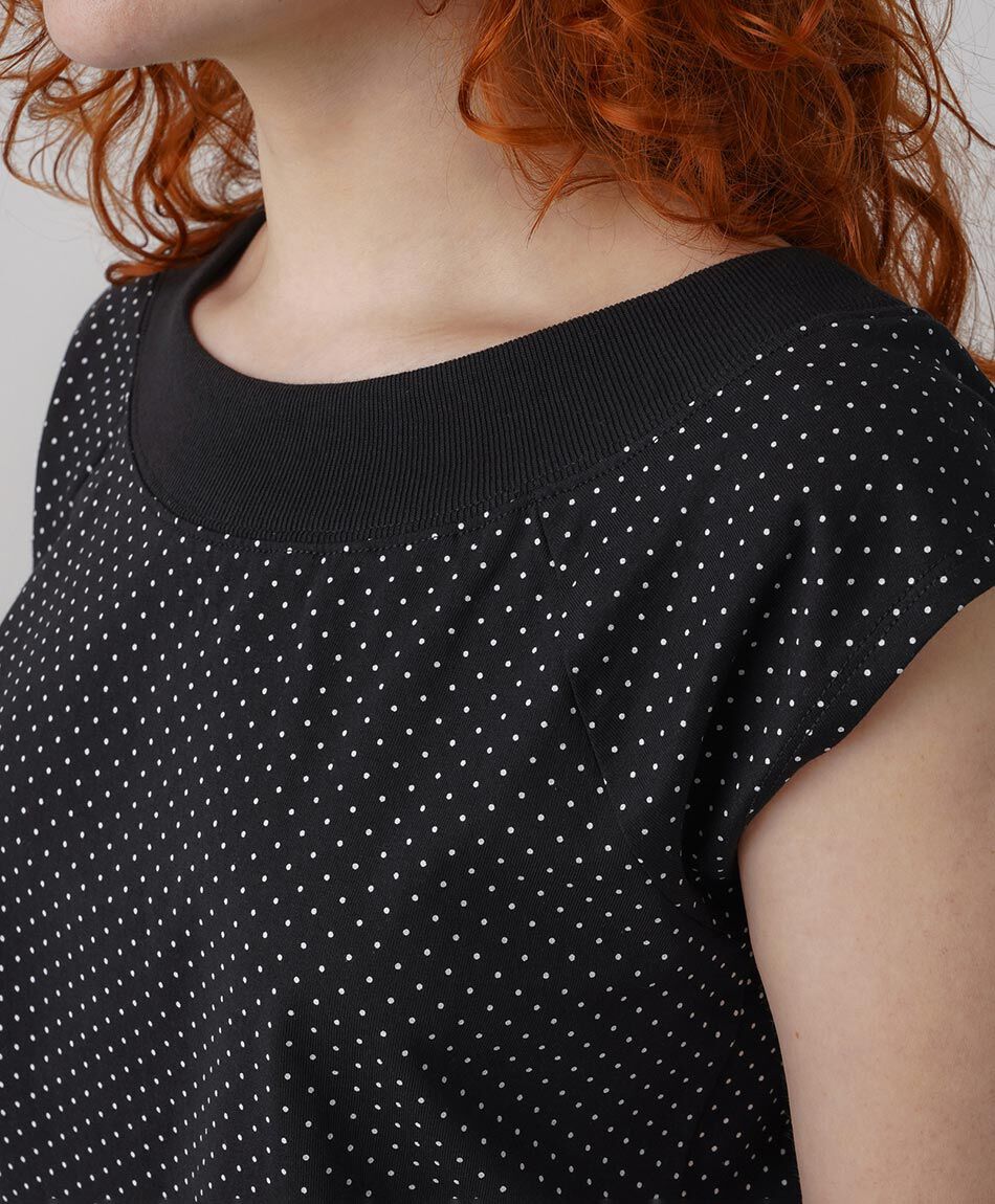 Remera mujer puntitos cuello cisne