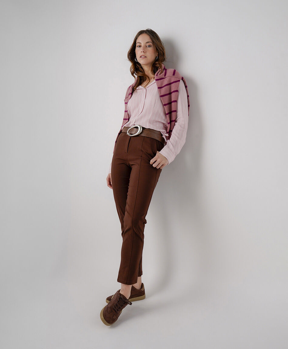 Pantal&oacute;n mujer caf&eacute; detalle dorado