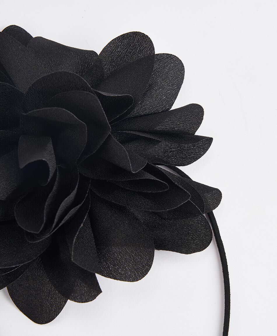 Collar mujer flor negra