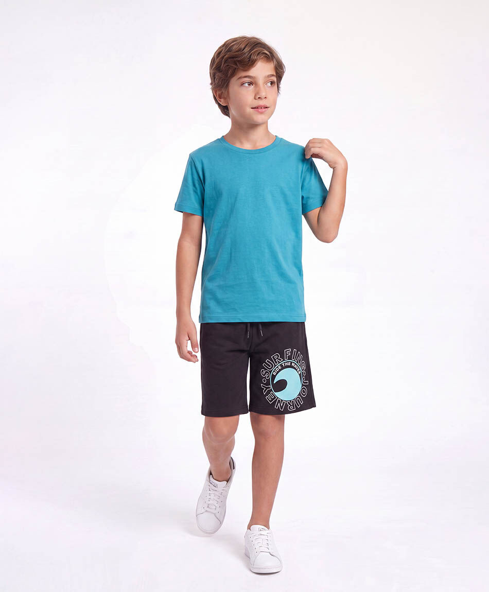 Short ni&ntilde;o surfing