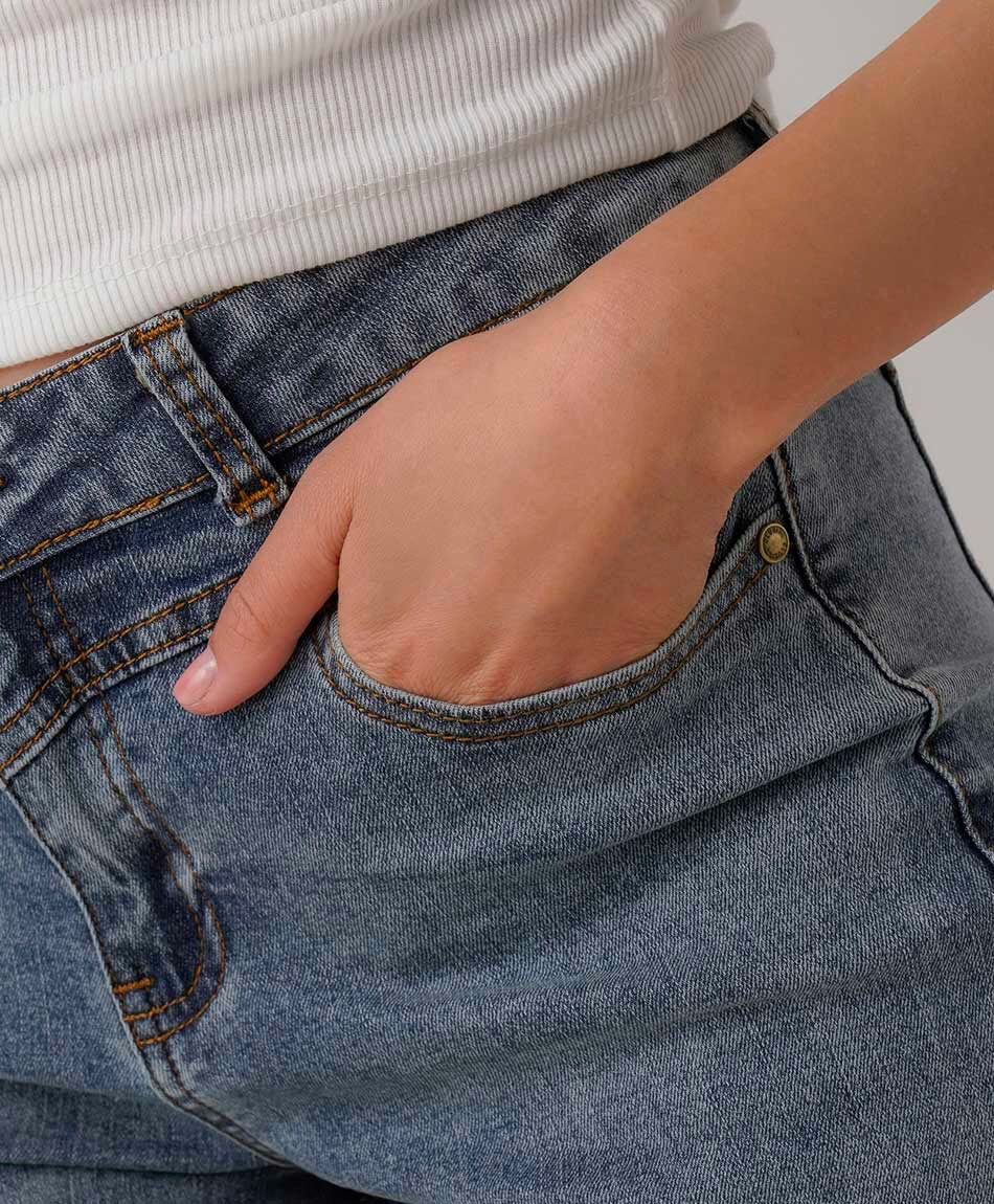 Jeans mujer flare corte lateral