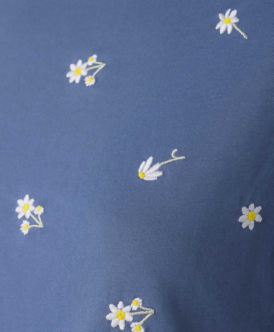 Remera mujer florcitas bordadas