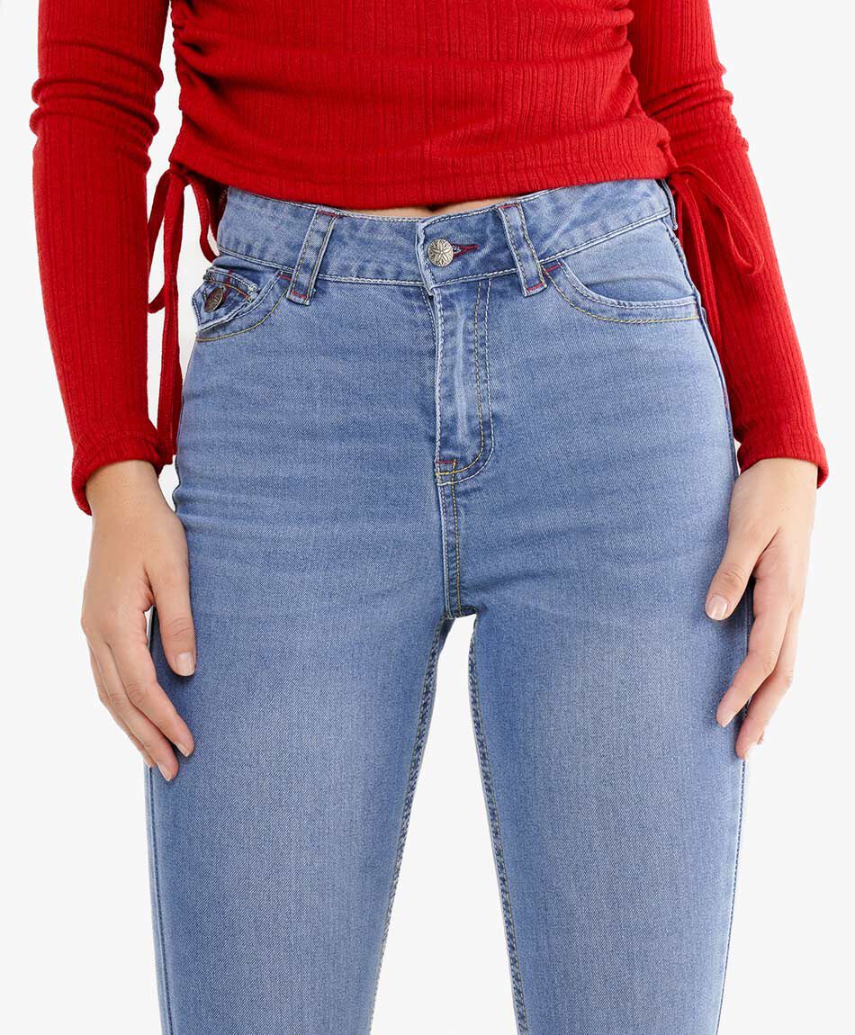 Jeans mujer flare bordado rojo