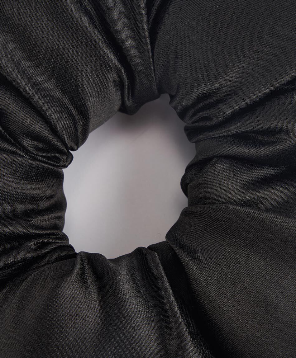 Colet mujer flor negra