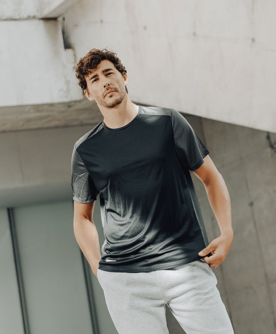 Remera deportiva hombre gris