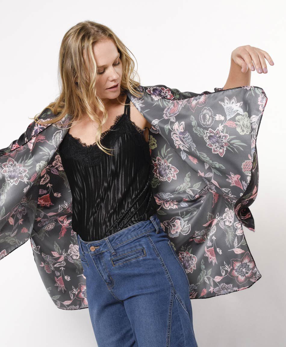 Pareo mujer floreado estilo sat&iacute;n