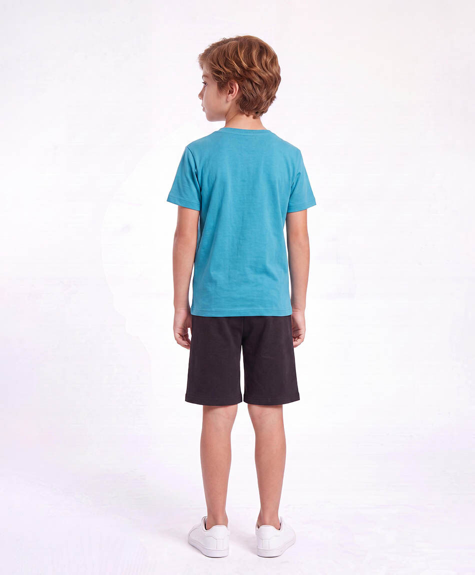 Short ni&ntilde;o surfing