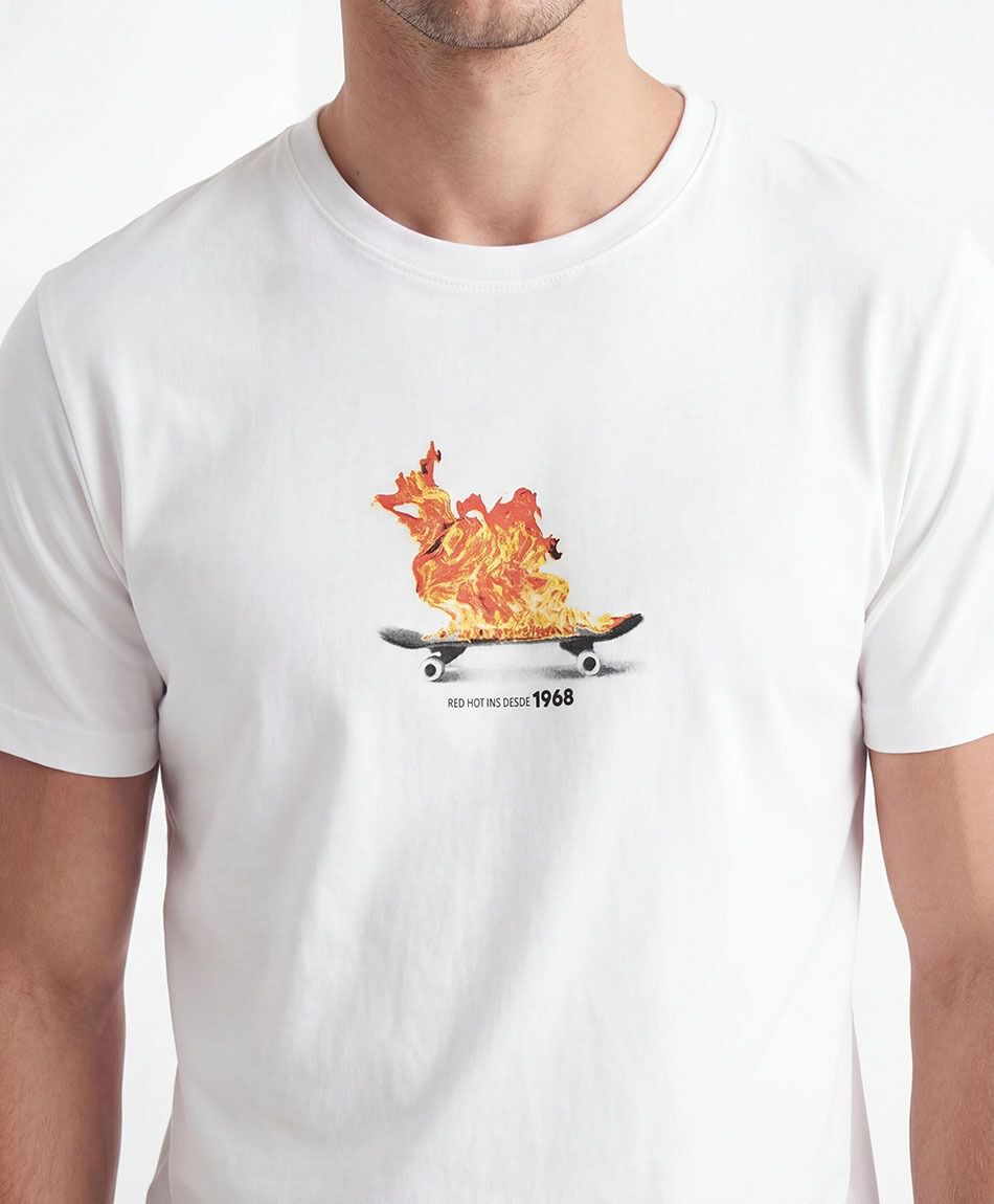 Remera hombre patineta en llamas
