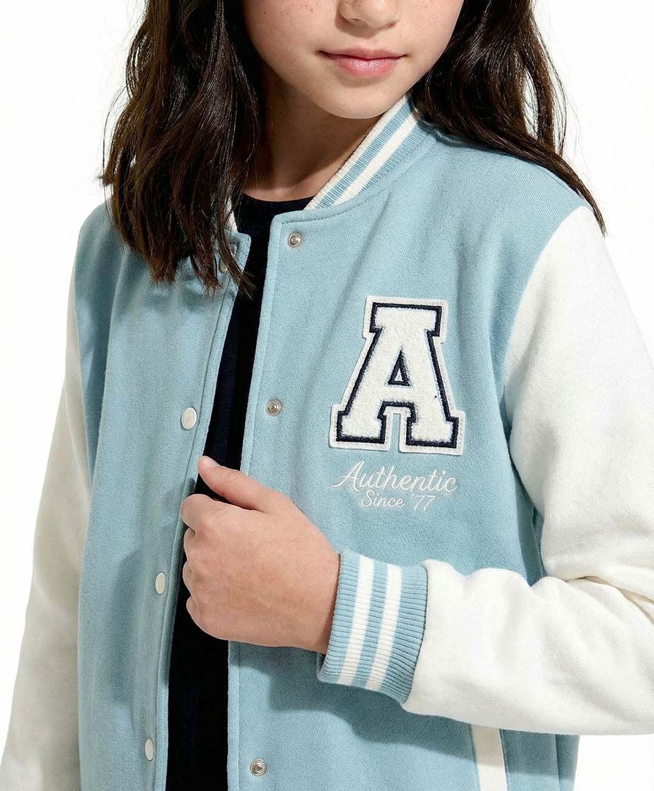Campera ni&ntilde;a estilo universitario