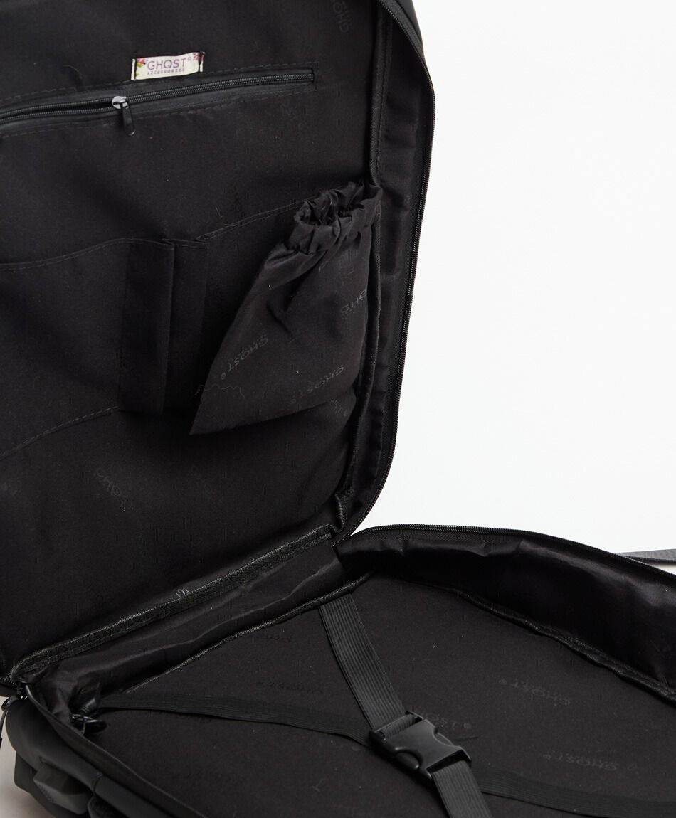 Mochila de viaje negra