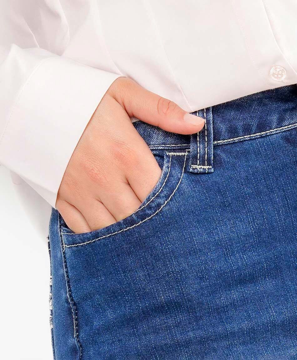 Jeans mujer flare detalles bordados