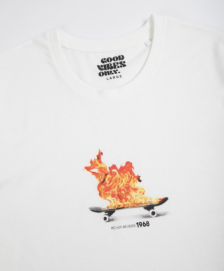 Remera hombre patineta en llamas