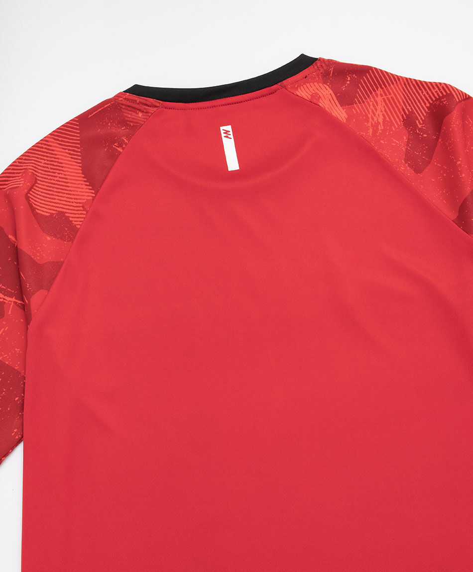 Remera deportiva hombre esencia roja