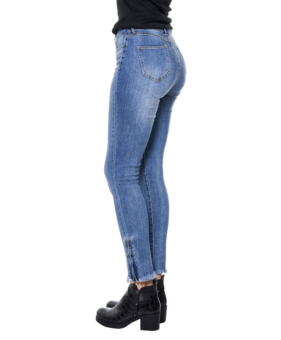 Jeans basta ojetillos