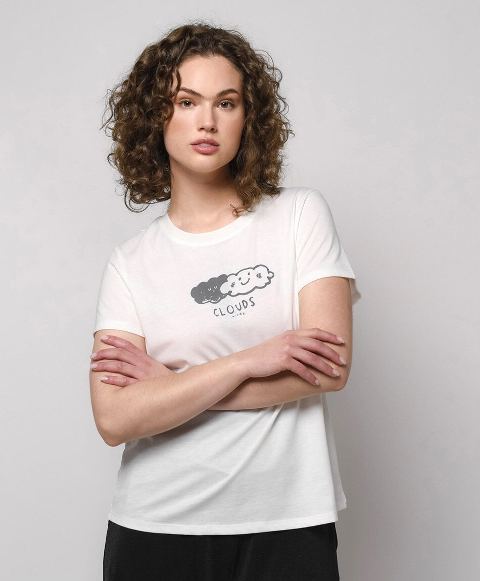 Remera mujer estampado nubes