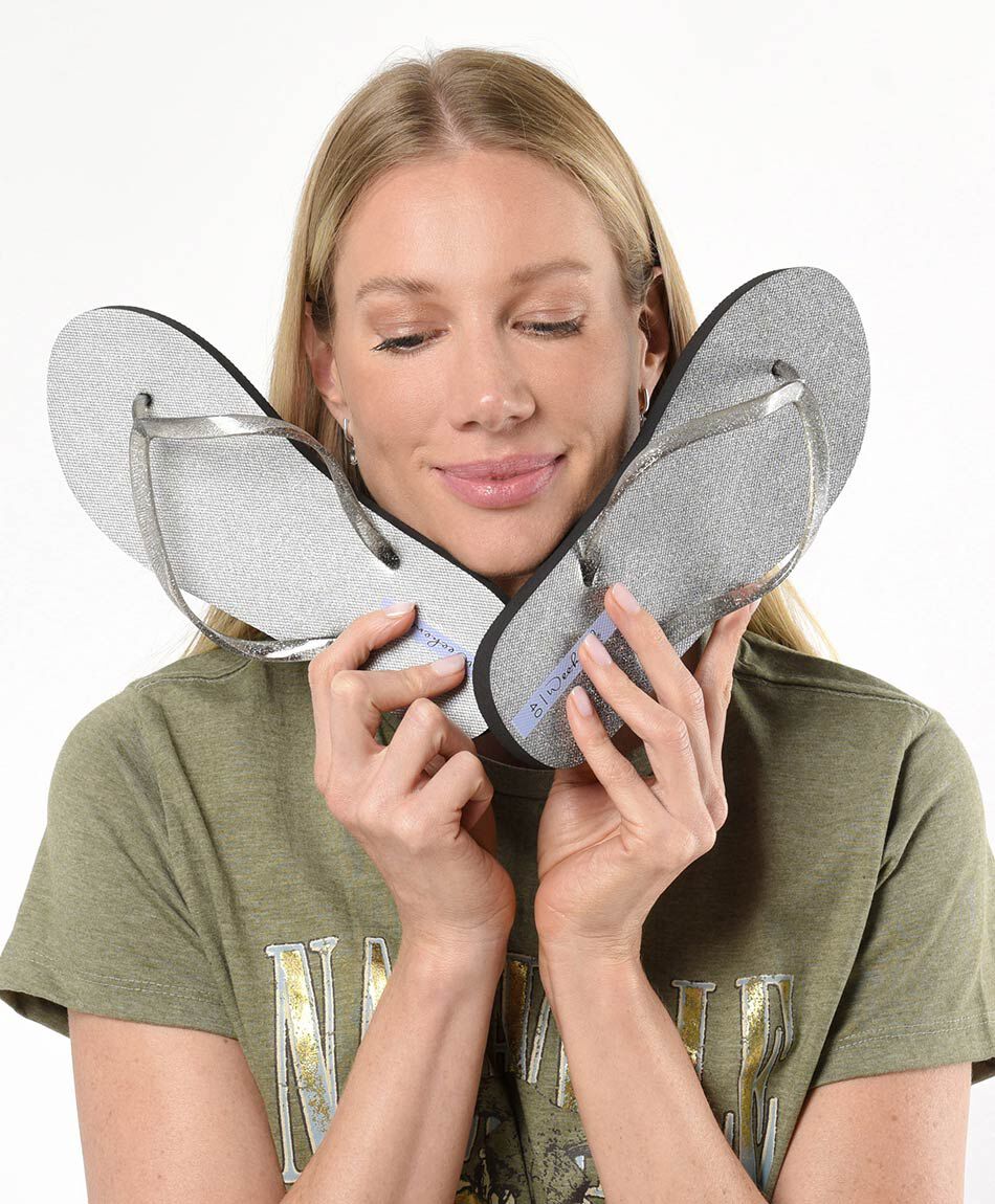 Hawaiana mujer brillante gris