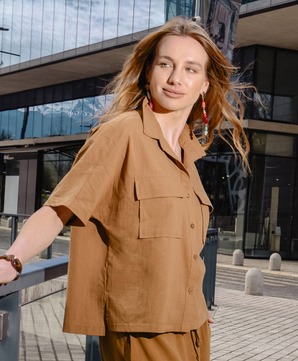 Camisa mujer lino beige bolsillos