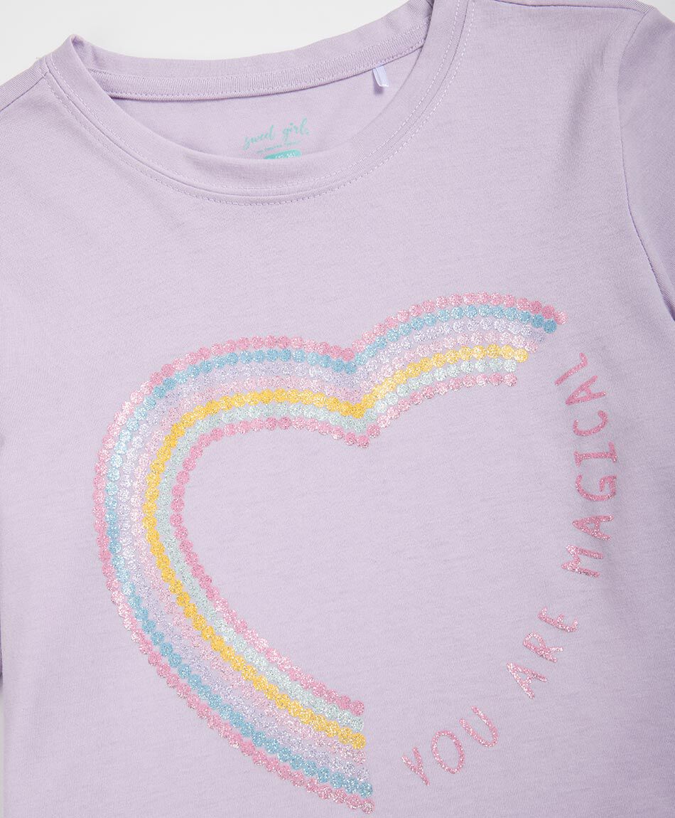 Remera ni&ntilde;a estampado coraz&oacute;n mora